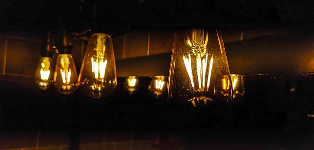 rozsvícené moderní LED žárovky